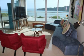 Een televisie, tafelvoetbal en een tafeltennistafel