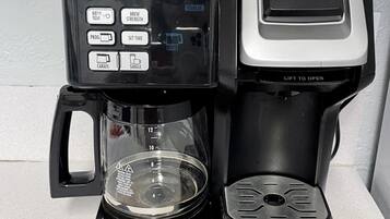 Una cafetera Hamilton Beach Flexbrew con jarra de vidrio y bandeja de goteo.