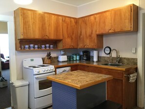 Kjøleskap, mikrobølgeovn, ovn og kokeplater