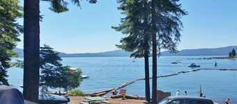 Cozy & Cute Studio Cabin, Pet Friendly with Large Deck On The Lakeshore