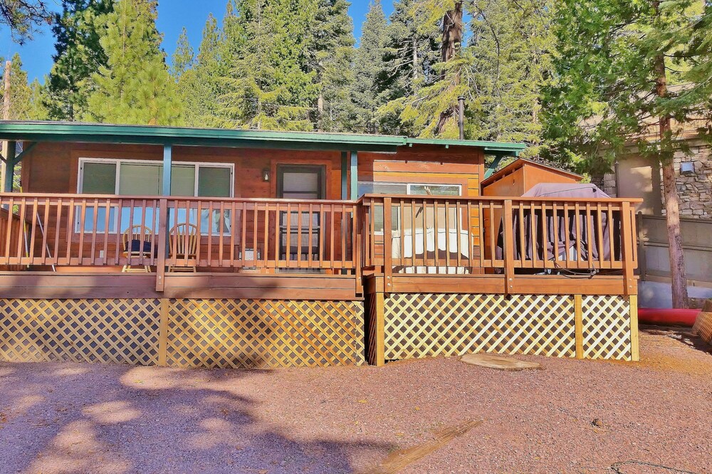 Cozy & Cute Studio Cabin, Pet Friendly with Large Deck On The Lakeshore
