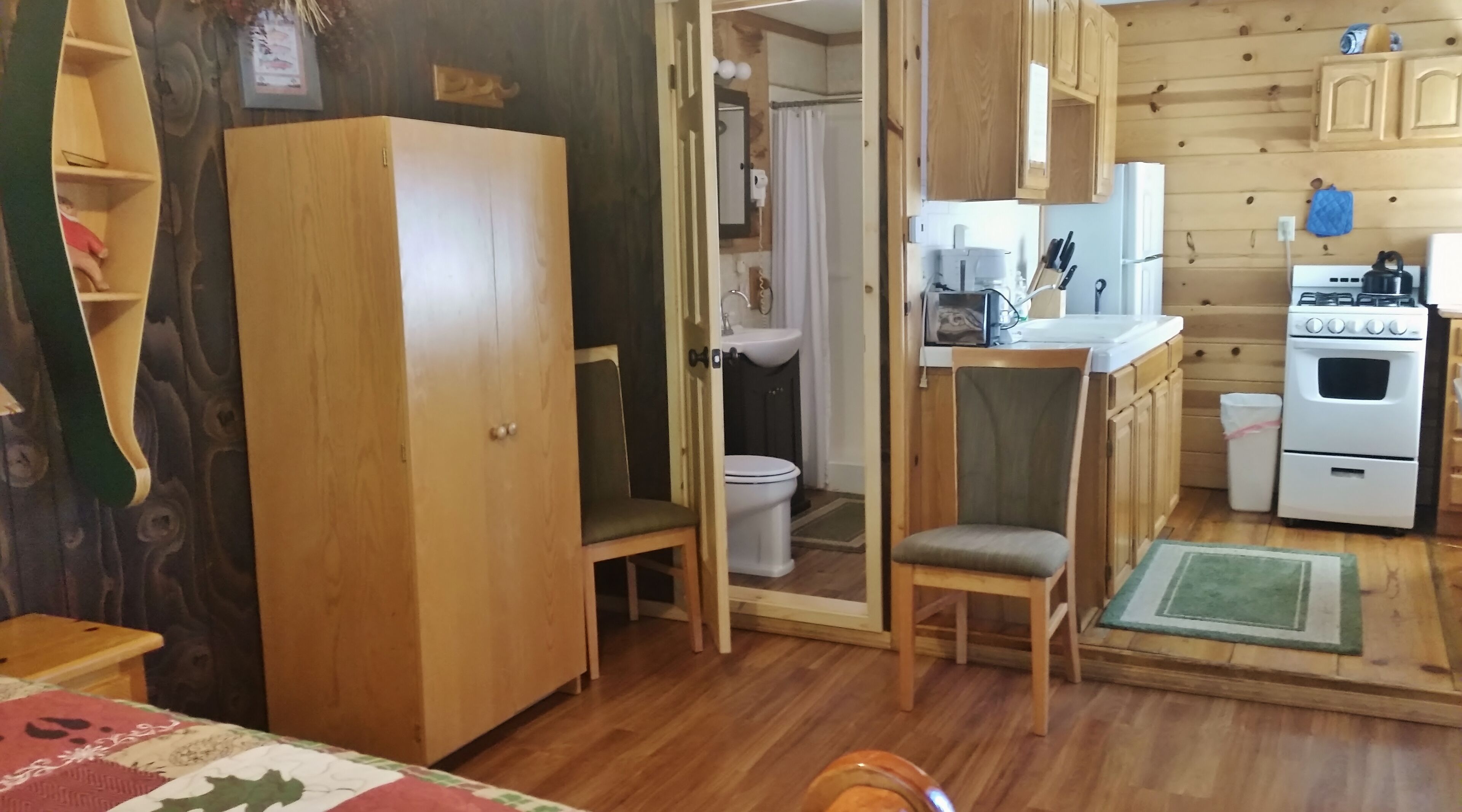 Cozy & Cute Studio Cabin, Pet Friendly with Large Deck On The Lakeshore