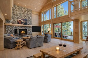 Téléviseur connecté, foyer, table de baby-foot, livres