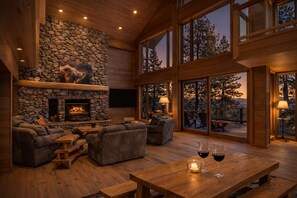 Een smart-tv, een open haard, tafelvoetbal en boeken