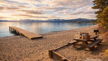 Chaises longues, serviettes de plage