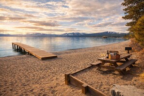 Ligstoelen aan het strand, strandlakens
