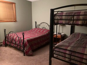 4 bedrooms, iron/ironing board, Internet