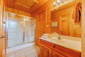 Shower, jetted bath, hair dryer, towels - Heavenly View Cabin (Sevierville)
