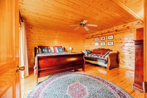 6 bedrooms, iron/ironing board, travel crib, free WiFi - Heavenly View Cabin (Sevierville)