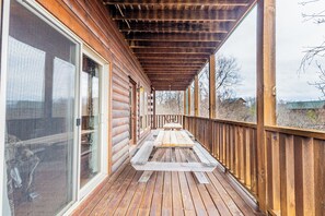 Outdoor dining - Heavenly View Cabin (Sevierville)