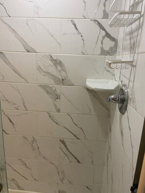 Sèche-cheveux, serviettes fournies, savon, shampoing