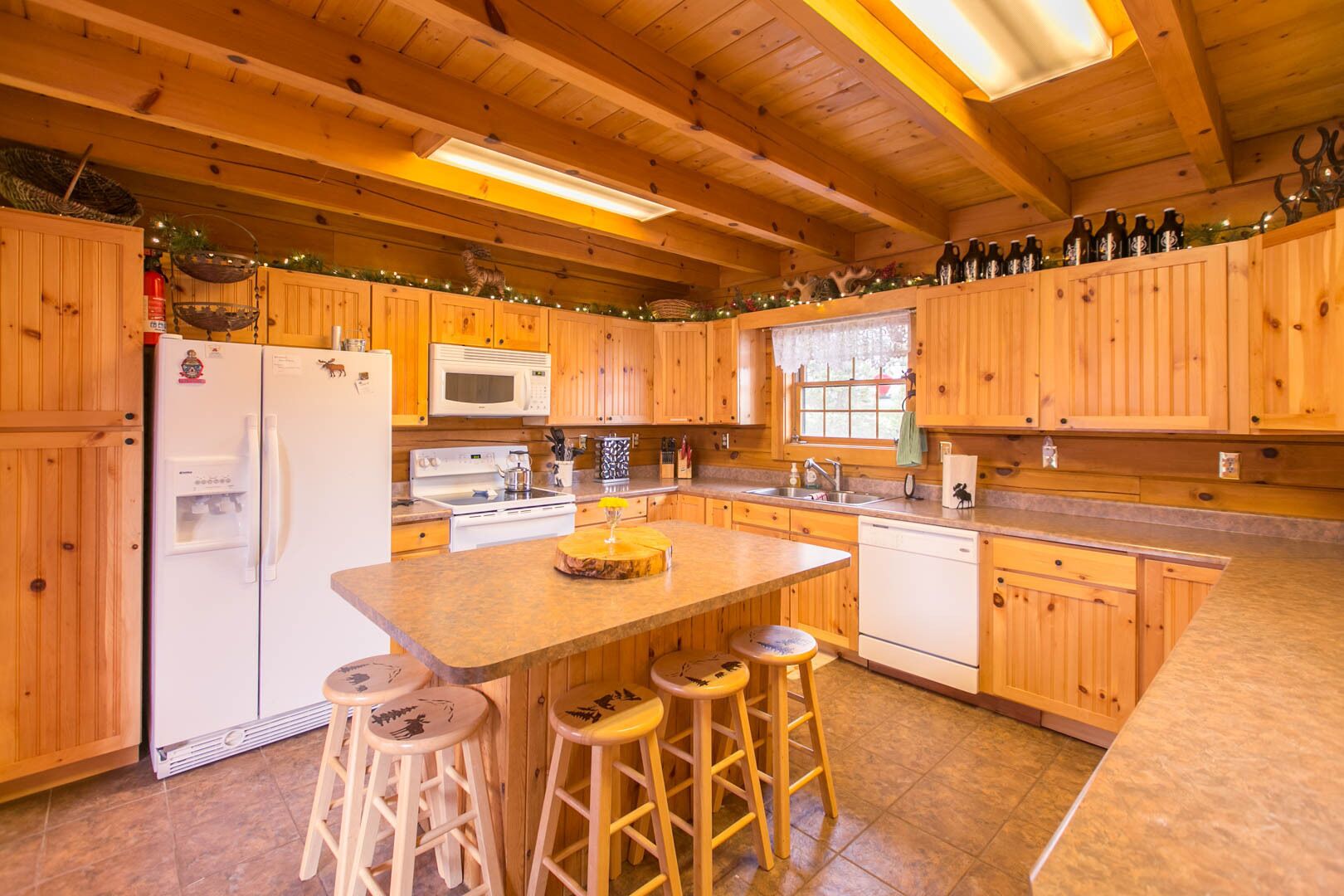 STUNNING Cabin with Breathtaking Views and Plenty of Room for the Whole Family