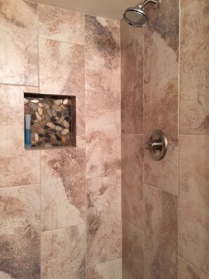 Duschwanne, Haartrockner, Handtücher, Toilettenpapier
