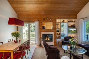 Een smart-tv, een dvd-speler, boeken en een filmbibliotheek