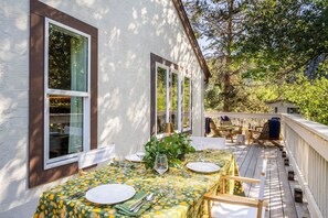 Outdoor dining - Stay IN TOWN at a cozy French Alpine Ski Chalet (Ketchum)