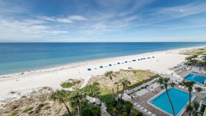 Aan het strand, ligstoelen aan het strand, strandlakens