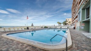 Een verwarmd zwembad