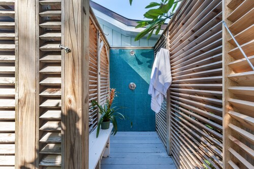 Beachfront, Chic a si Cottage, original vintage Florida charm right on the Gulf