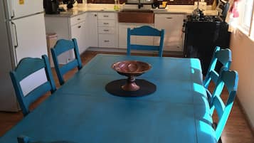 Kylskåp, mikrovågsugn, ugn och spishäll