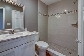 Combined shower/bathtub - Clean Spacious Condo In Rehoboth Beach Tennis/Pools (Rehoboth Beach)