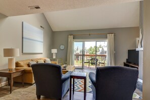 Télévision, lecteur de DVD, livres, chaîne hi-fi