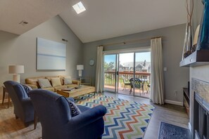 Télévision, lecteur de DVD, livres, chaîne hi-fi