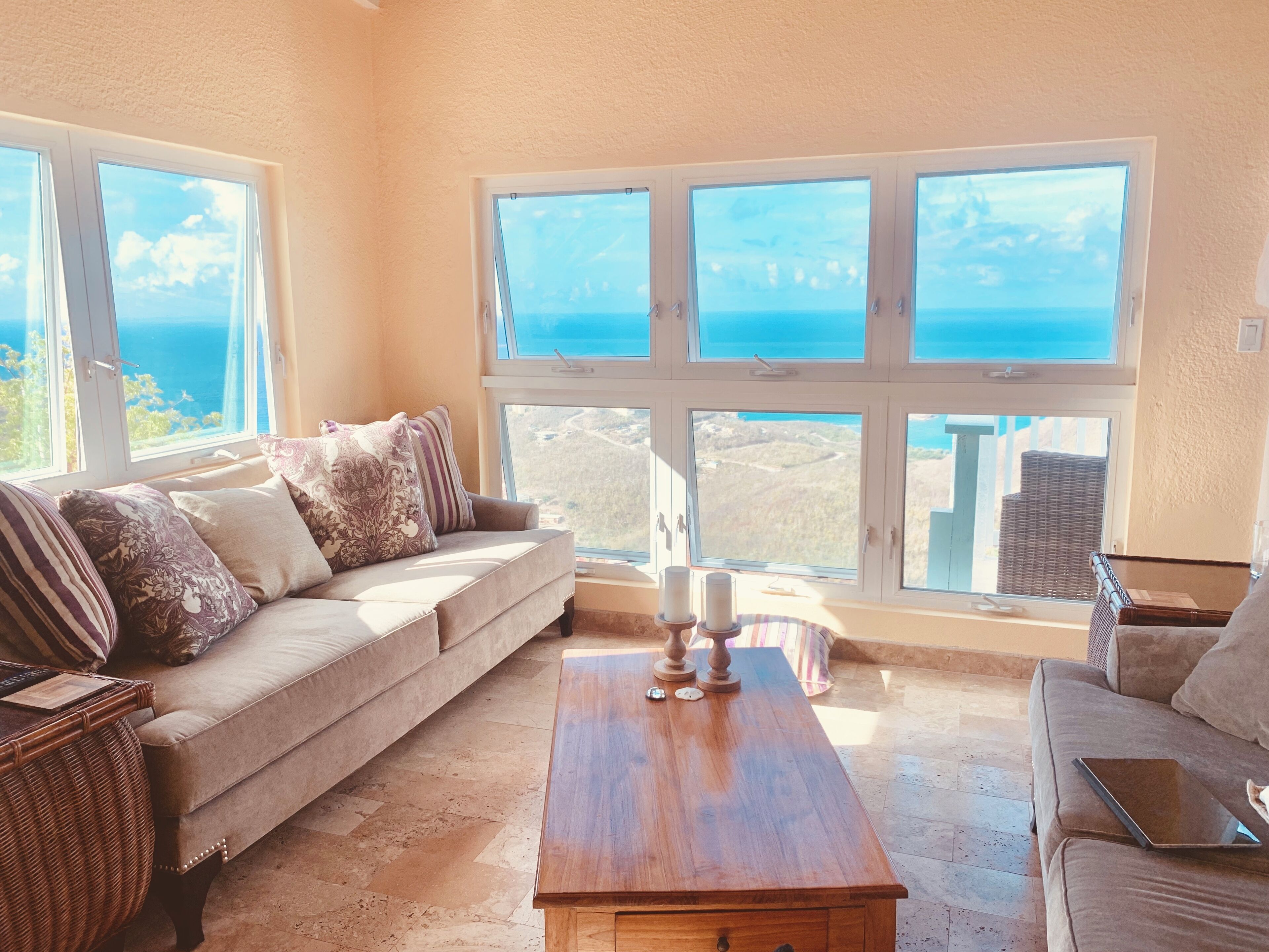 Älytelevisio, DVD-soitin, kirjoja, tulostin