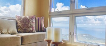 Elegante villa in stile spa con splendida vista sull'oceano, balconi, papaie e pappagalli