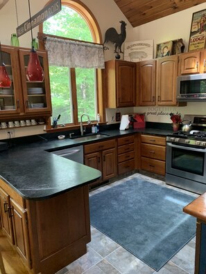 Fridge, microwave, oven, stovetop - Spacious Three-level Home , Well-Furnished, Fun Playroom, Minutes to Mt. Snow (Wilmington)