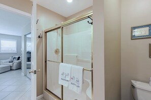 Baignoire, sèche-cheveux, serviettes fournies, savon