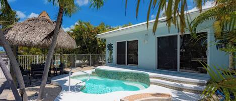 Alberca al aire libre y alberca climatizada