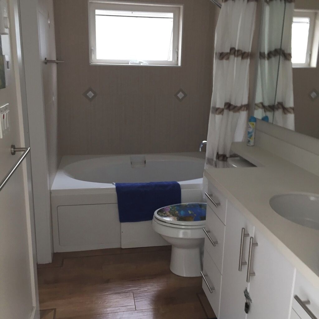 Jetted tub, hair dryer, towels, soap