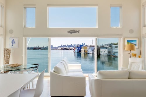 Immerse Yourself in a Classy & Cozy Floating Home with a View! Pets welcome.