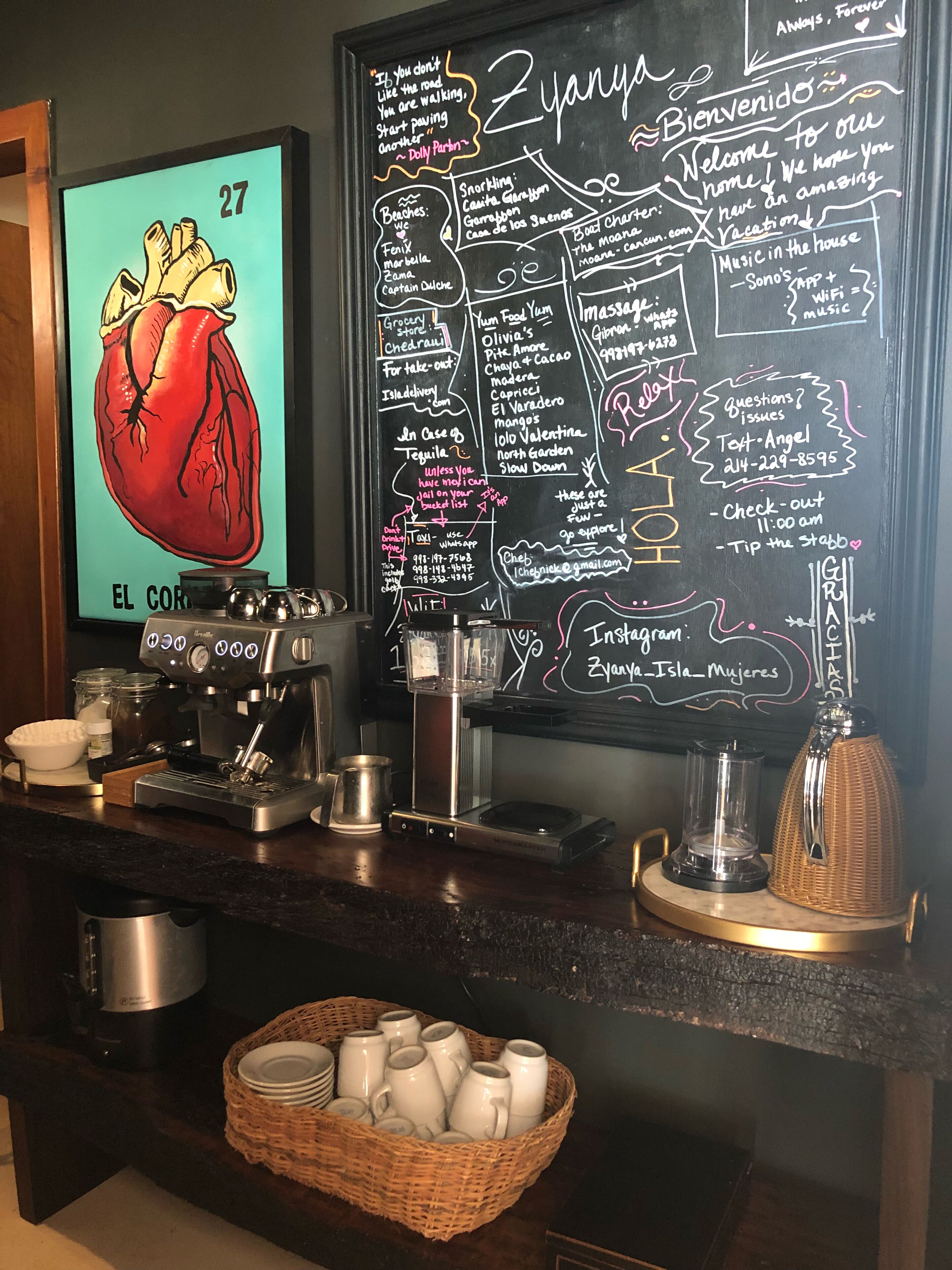 Un café proposant des expressos, avec un tableau noir servant de menu et un panier rempli de tasses.