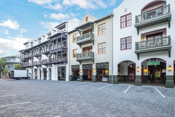 Un hôtel à plusieurs étages, doté de balcons et d’une enseigne indiquant le nom « Regions ».