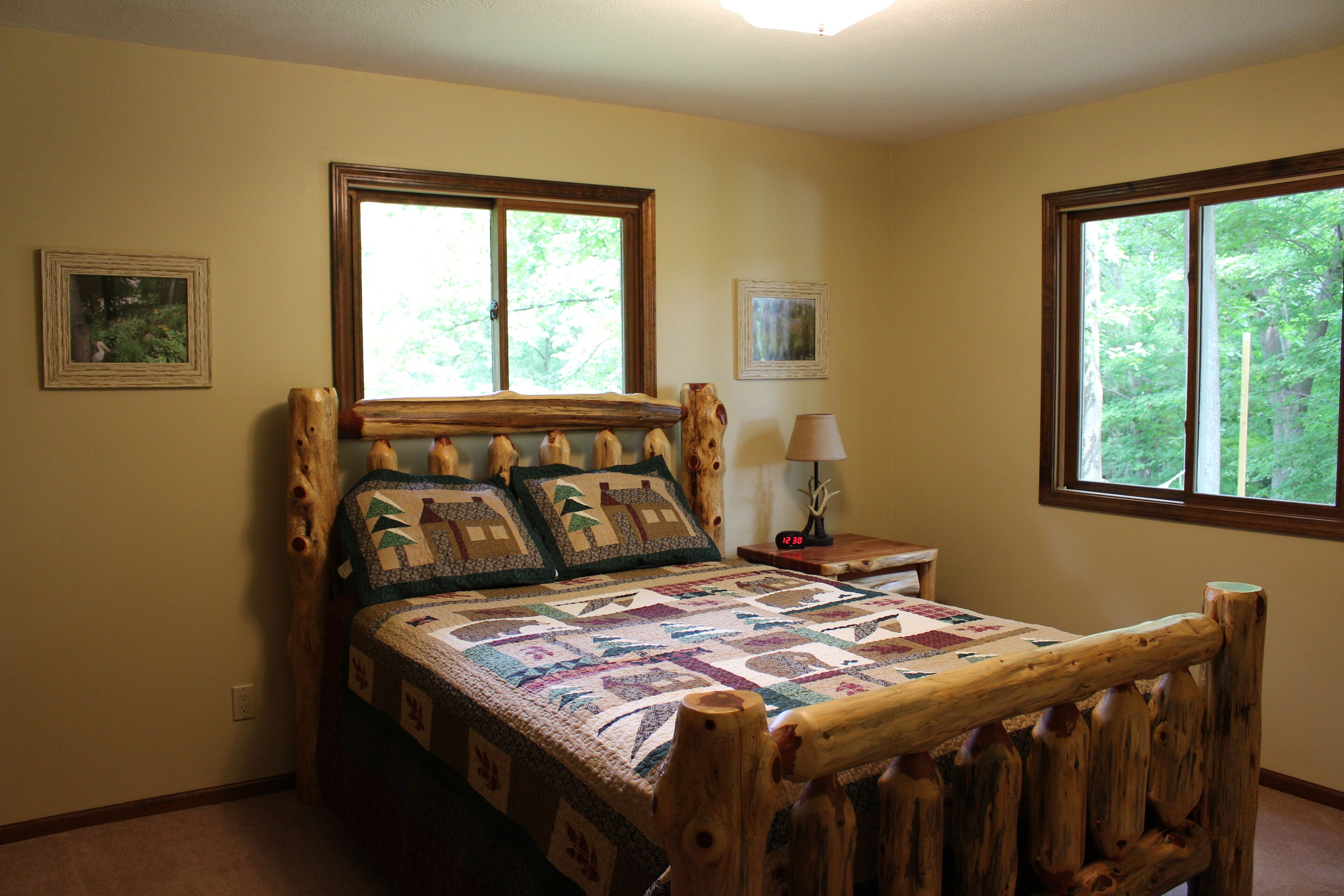  Lake House on a 4 Acre Wooded Lot With Hot Tub, wooded trails & kayaks!