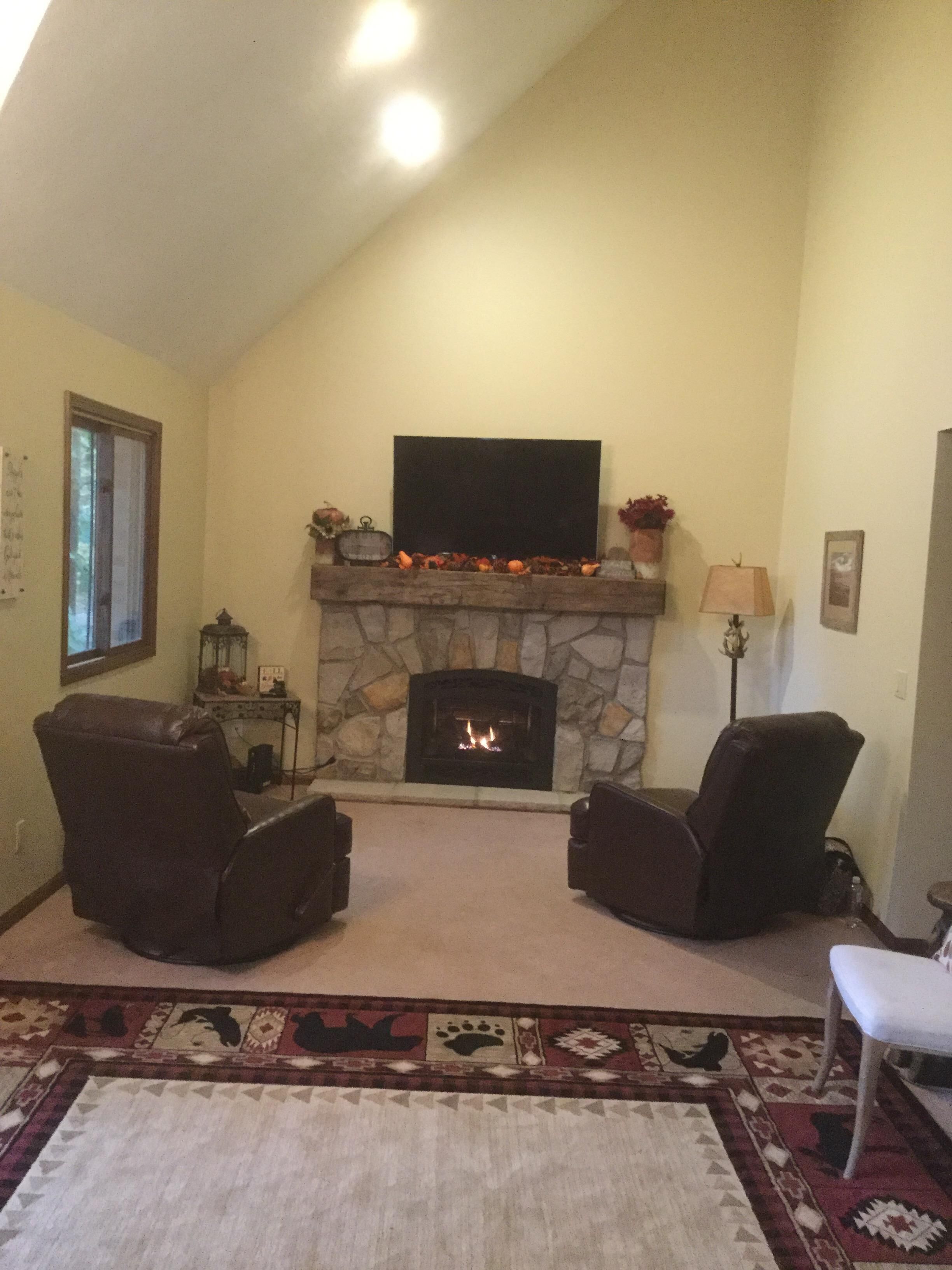  Lake House on a 4 Acre Wooded Lot With Hot Tub, wooded trails & kayaks!