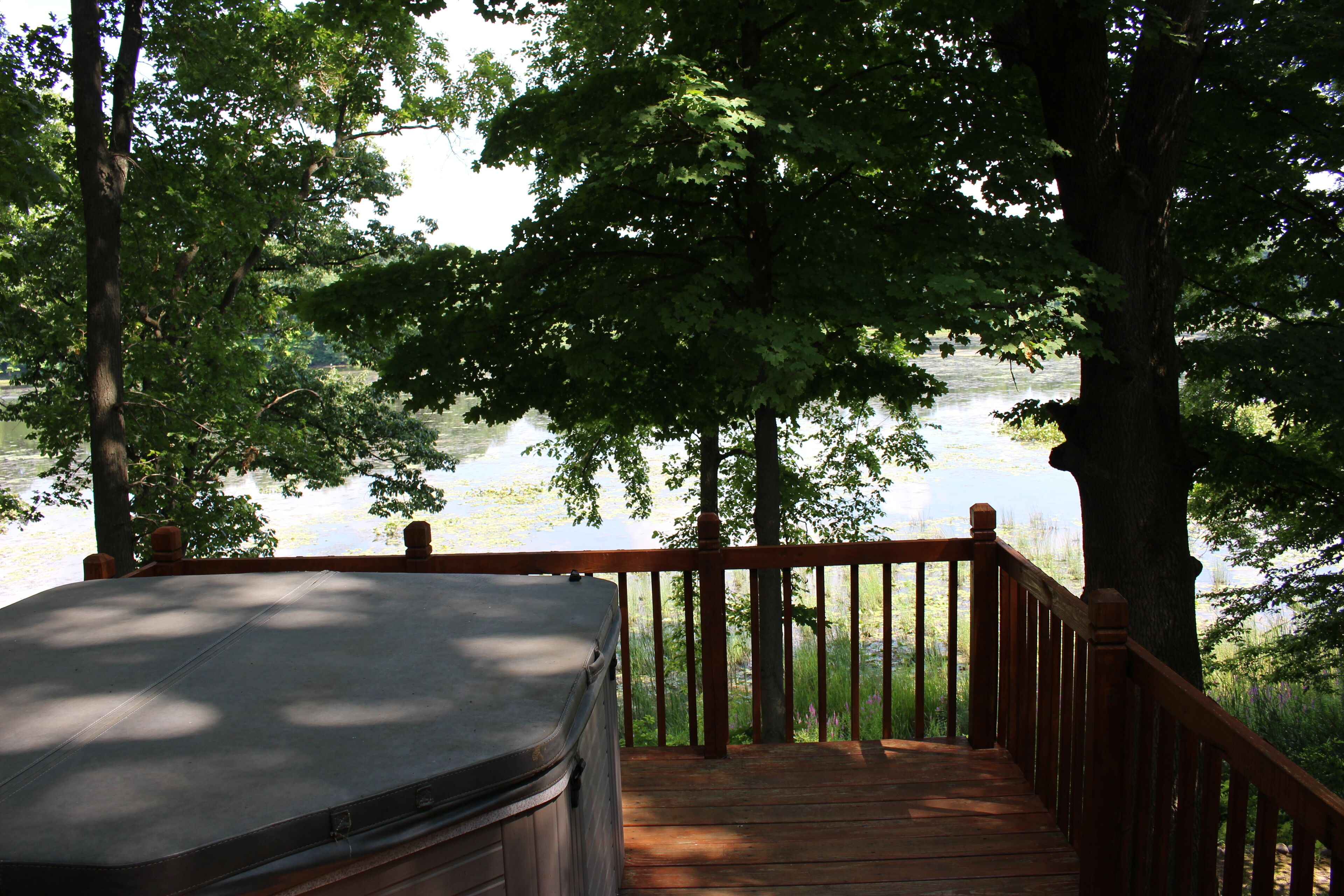  Lake House on a 4 Acre Wooded Lot With Hot Tub, wooded trails & kayaks!