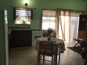 Kühlschrank, Mikrowelle, Ofen, Herdplatte