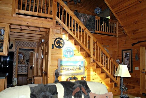 Frente al río, espacioso, dos master suites, bañeras de hidromasaje, wifi, se admiten perros, tubos de río, mesa de billar