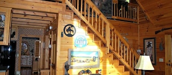 Aan de rivier, ruim, twee master suites, bubbelbaden, WIFI, hondvriendelijk, rivierbuizen, pooltafel