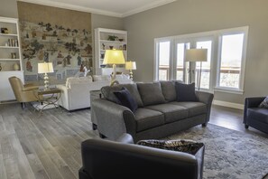 Fernseher, Kamin, Stereoanlage