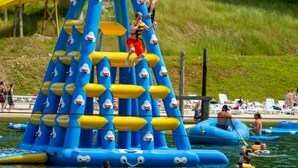 Un parc aquatique avec des jeux gonflables et une piscine.
