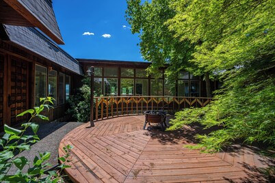 50 mile views into NR Gorge, recently renovated,  6000 sq ft