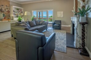 TV, fireplace, stereo - 50 mile views into NR Gorge, recently renovated,  6000 sq ft (Oak Hill)