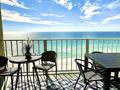 Beachfront Dream! Free Beach Service & Completely Remodeled! Pool & Tiki Bar