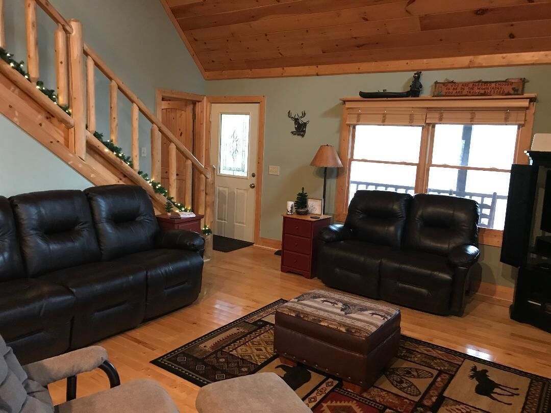 Een smart-tv, een open haard, een dvd-speler en boeken