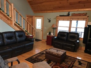 Téléviseur connecté, foyer, lecteur de DVD, livres