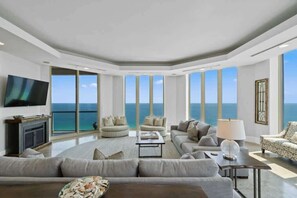 Fernseher, DVD-Player, Bücher, Stereoanlage