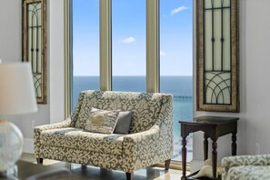 Fernseher, DVD-Player, Bücher, Stereoanlage